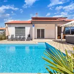 Holiday home Luxurious In